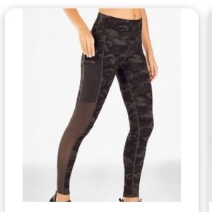 NWT! Fabletics Mila Pocket Capri in Camo
